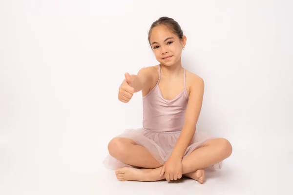 Прекрасна Маленька Балерина Сидить Ізольовано Білому Тлі — стокове фото