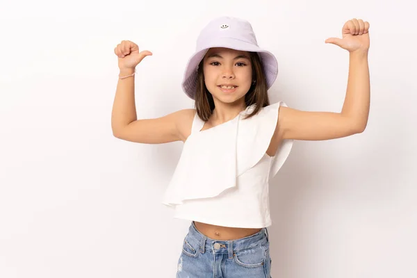 近照肖像画夏天 照片中的女孩戴着帽子高兴地微笑着 大拇指被白色的背景遮掩着 — 图库照片