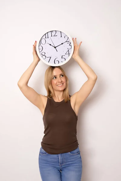 Mujer Joven Sosteniendo Gran Reloj Pie Aislado Sobre Fondo Blanco — Foto de Stock