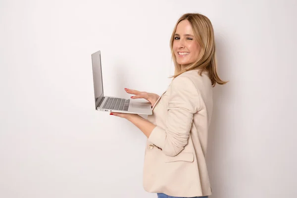 Jovem Mulher Negócios Com Computador Portátil Isolado Sobre Fundo Branco — Fotografia de Stock