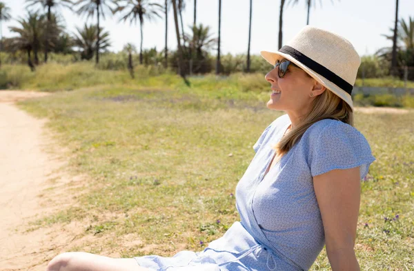 Jovem Mulher Usando Chapéu Palha Desfrutando Dia Verão Sentado Parque — Fotografia de Stock