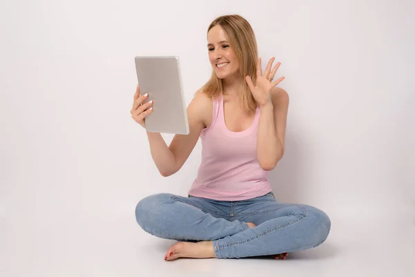 Красива Усміхнена Молода Жінка Сидить Ноутбуком Ізольовано Білому Тлі — стокове фото