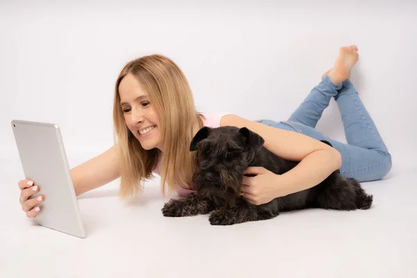 Красивая Улыбающаяся Молодая Женщина Обнимает Свою Собаку Помощью Ноутбука Белом — стоковое фото