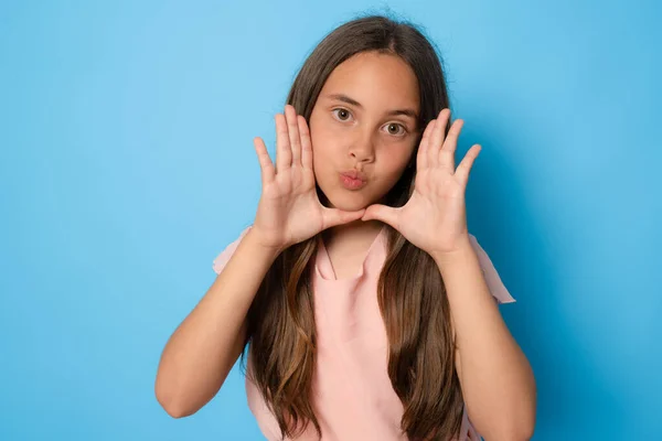 Junges Mädchen Hält Die Hände Mundnähe Und Erzählt Ein Geheimnis — Stockfoto