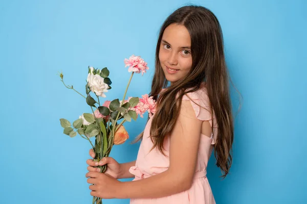 Portret Van Aantrekkelijke Vrolijke Dromerige Meisje Met Bloemen Kopieerruimte Beslissen — Stockfoto