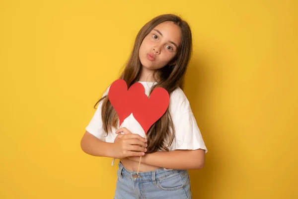 Chica Feliz Con Dos Pequeñas Figuras Papel Cartón Corazón Pequeñas —  Fotos de Stock