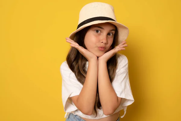 Sarı Arka Planda Saman Şapkalı Şaşkın Neşeli Genç Bir Kızın — Stok fotoğraf