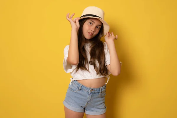 Retrato Alegre Hermosa Adolescente Sombrero Paja Sobre Fondo Amarillo —  Fotos de Stock