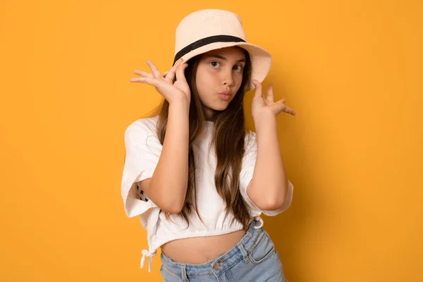 Porträt Der Fröhlichen Schönen Teenager Mädchen Mit Strohhut Auf Orangefarbenem — Stockfoto
