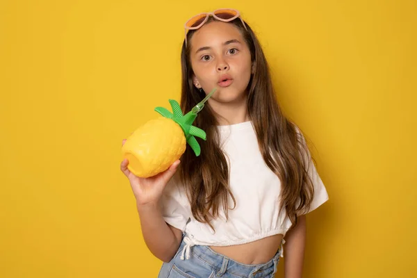 Chica Bastante Joven Sosteniendo Mano Bebida Fresca Disfrutar Día Soleado —  Fotos de Stock