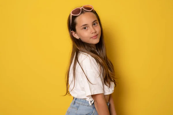 Piękna Młoda Brunetka Dziewczyna Letniej Odzieży Noszenie Okularów Przeciwsłonecznych Stojących — Zdjęcie stockowe