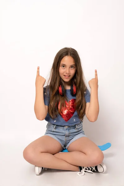 Young Brunette Girl Isolated White Background Sitting Skate Pointing Fingers — Stock Photo, Image