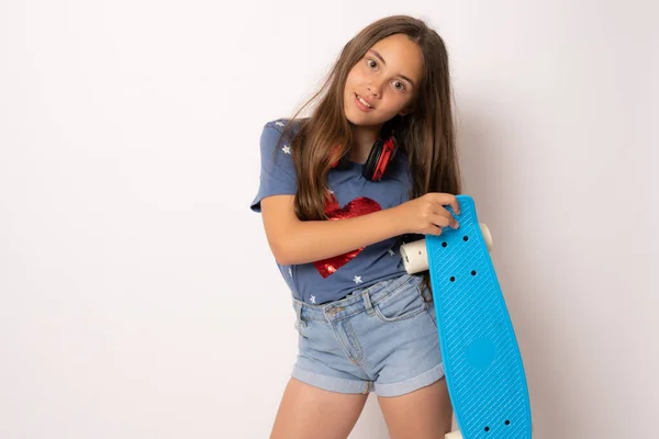 Giovane Ragazza Bruna Isolata Sfondo Bianco Piedi Con Uno Skateboard — Foto Stock