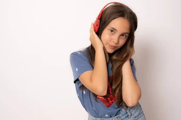 Bella Ragazza Moderna Che Canta Canzone Preferita Ascoltando Musica Cuffie — Foto Stock