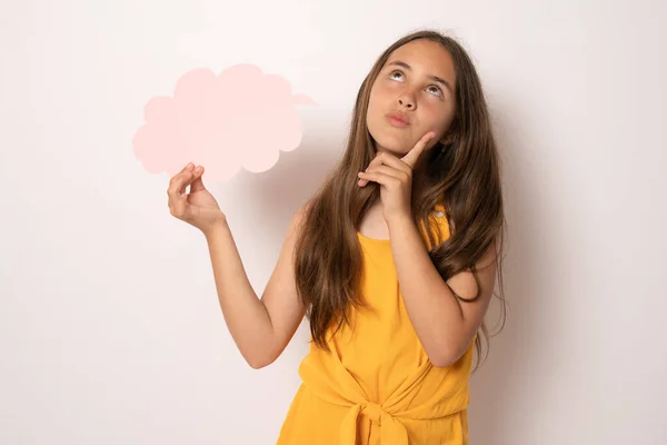Portret Atrakcyjnej Wesołej Dziewczyny Trzymającej Papier Chmura Kopia Przestrzeń Izolowana — Zdjęcie stockowe