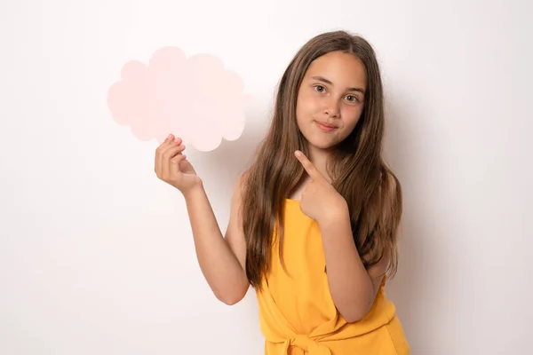 Portret Atrakcyjnej Wesołej Dziewczyny Trzymającej Papier Chmura Kopia Przestrzeń Izolowana — Zdjęcie stockowe