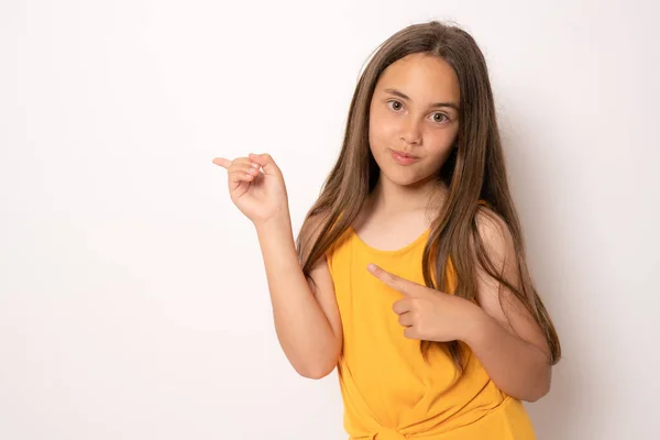 Junge Brünette Frau Lässiger Kleidung Lächelt Glücklich Und Zeigt Mit — Stockfoto