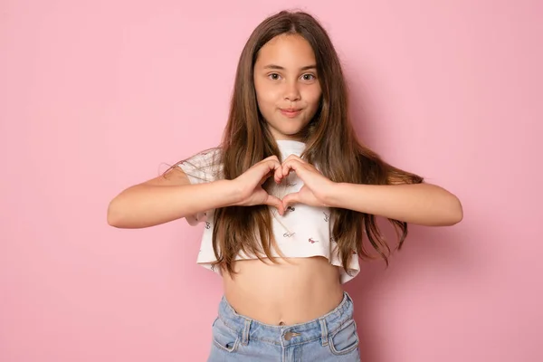 Porträtt Vackra Tonåring Flicka Att Göra Hjärta Form Med Händerna — Stockfoto