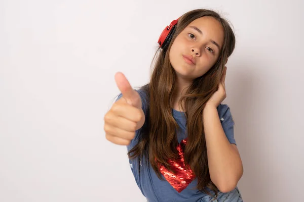 Hermosa Chica Moderna Cantando Canción Favorita Escuchando Música Auriculares Inalámbricos — Foto de Stock