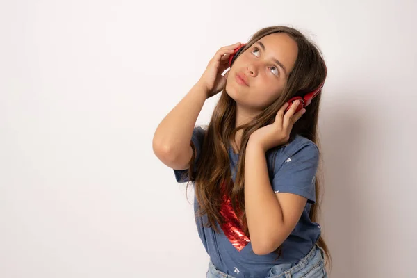 Hermosa Chica Moderna Cantando Canción Favorita Escuchando Música Auriculares Inalámbricos —  Fotos de Stock