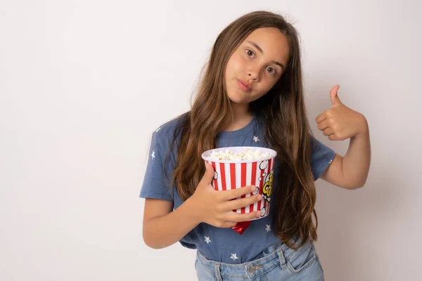 Foto Ritratto Ragazza Felice Con Capelli Castani Mantenendo Scatola Cartone — Foto Stock