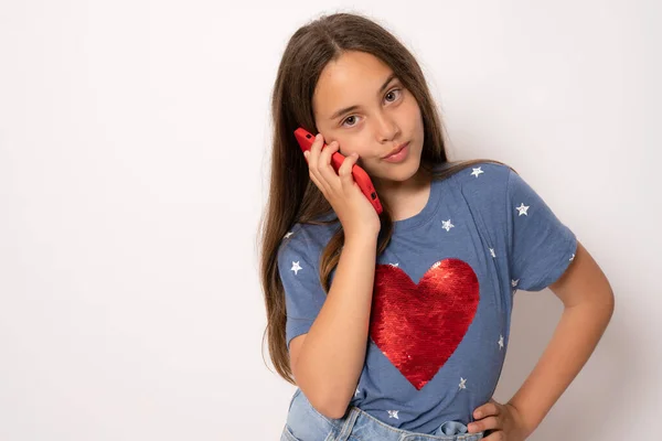 Retrato Una Joven Morena Casual Sonriente Usando Teléfono Móvil Aislado —  Fotos de Stock