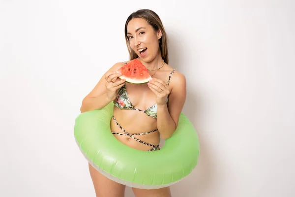 Giovane Donna Bruna Che Indossa Bikini Con Galleggiante Acqua Piedi — Foto Stock