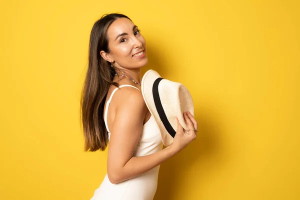 Giovane Donna Bruna Felice Costume Bagno Con Cappello Paglia Piedi — Foto Stock