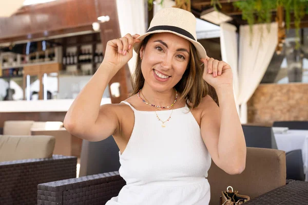 Retrato Bela Jovem Sentada Café Feliz Hispânica Sorrindo Mulher Sentada — Fotografia de Stock