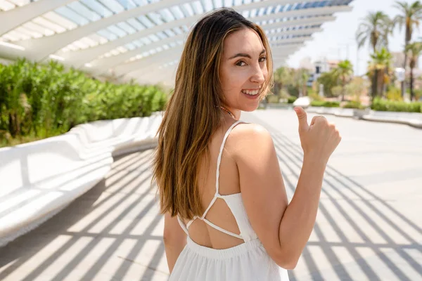 Ung Brunett Flicka Ler Glad Stående Vid Strandpromenaden Med Tummen — Stockfoto