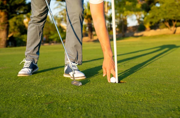 Bola Golfe Grama Verde Pronto Para Ser Atingido — Fotografia de Stock