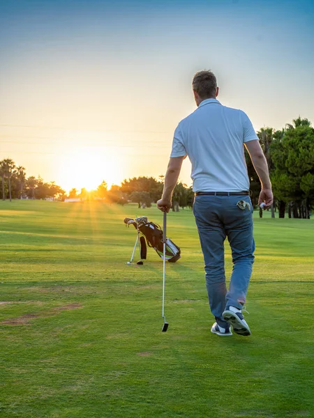 Hátsó Vie Golf Játékos Ember Pályán — Stock Fotó