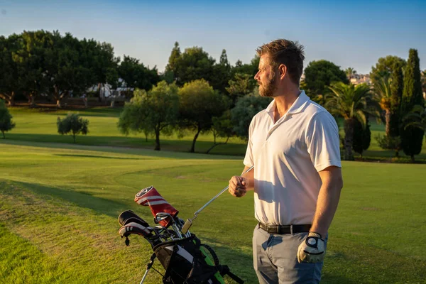 Egy Fiatal Jóképű Golfjátékos Portréja Golf Klubban Golftáskájával — Stock Fotó