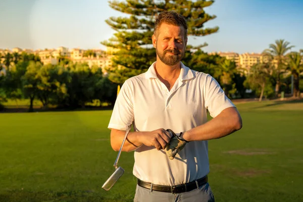 Koncentrált Golfjátékos Illeszkedik Kesztyűjét Mielőtt Lengett — Stock Fotó