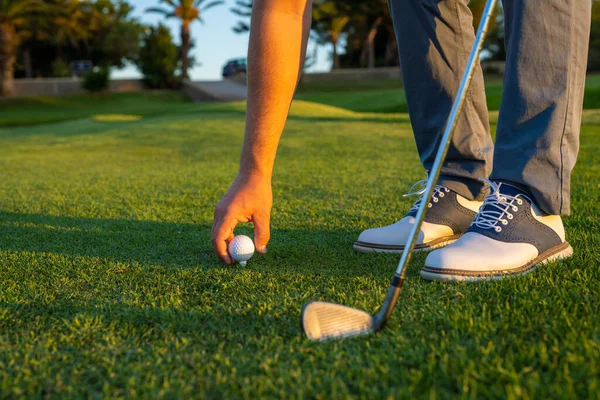 Close Golf Ball Green Grass Ready Struck — Stok fotoğraf