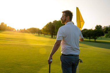 Golf kulübünde profesyonel golfçü.