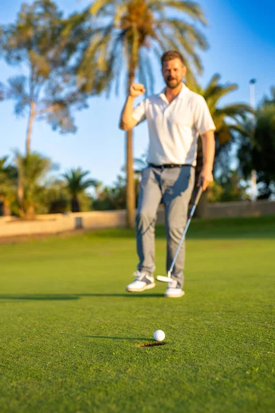 Golflabda Zöld Füvön Készen Arra Hogy Megüssék Golf Klubban Közelről — Stock Fotó