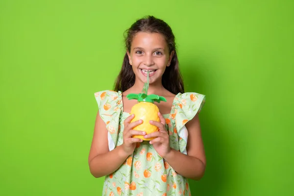 Menina Bonito Usando Vestido Verão Férias Verão Sobre Fundo Verde — Fotografia de Stock