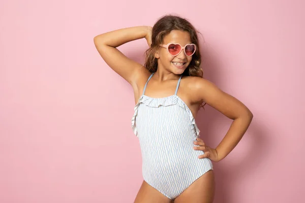 Szczęśliwe Małe Dziecko Stroju Kąpielowym Okularach Przeciwsłonecznych Różowym Tle Baner — Zdjęcie stockowe