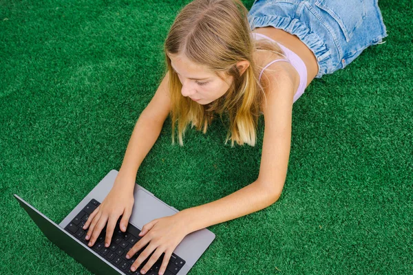 Beautiful Girl Lying Grass Park Using Laptop — Zdjęcie stockowe