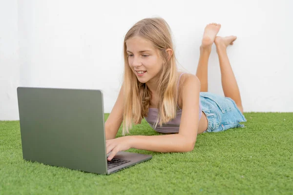 Beautiful Girl Lying Grass Park Using Laptop — Foto Stock