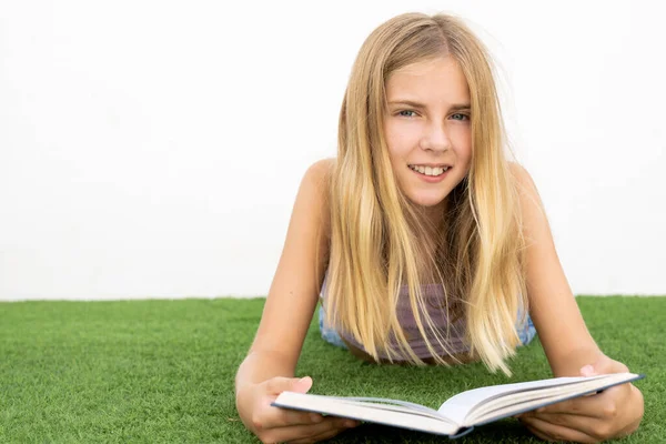 Close Portrait Beautiful Smiling Teenage Girl Casual Clothing Lying Grass — Stockfoto