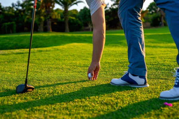 Belo Sorridente Jovem Golfista Masculino Detém Uma Bola Taco Campo — Fotografia de Stock