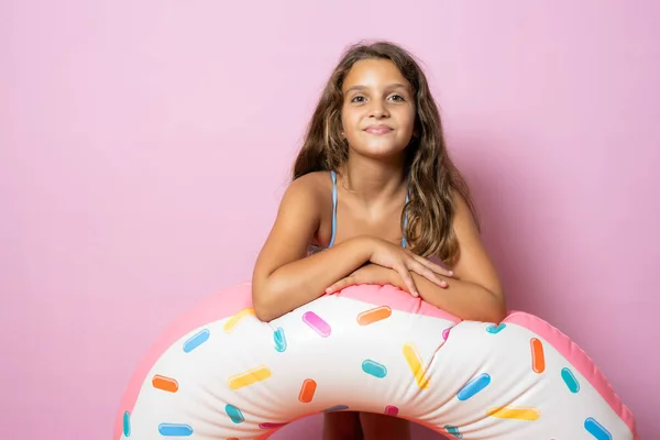 Kis Barna Aranyos Lány Kezében Egy Nagy Gumi Gyűrű Rózsaszín — Stock Fotó