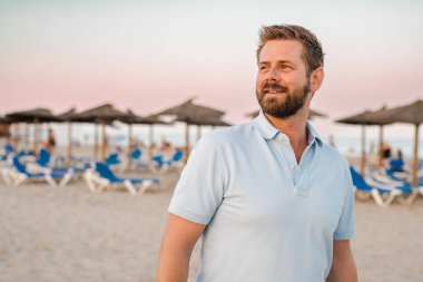 yakışıklı mutlu bir adam sahilde poz