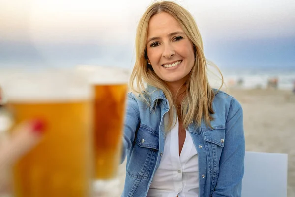 Счастливая Белая Женщина Пьет Пиво Пляжном Баре — стоковое фото