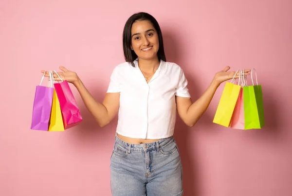 Jovem Bela Mulher Hispânica Segurando Sacos Compras Sorrindo Feliz Positivo — Fotografia de Stock