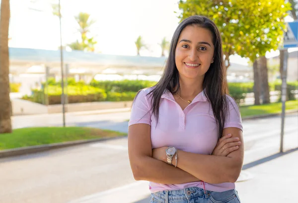 Jovem Mulher Bonita Morena Hispânica Vestindo Camisa Pólo Com Braços — Fotografia de Stock