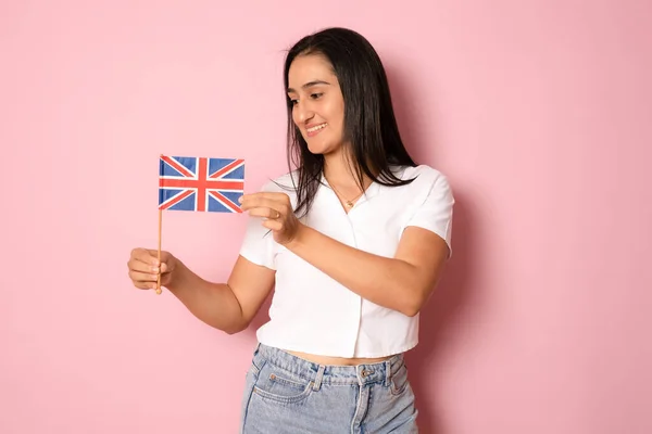 Jovem Hispânica Segurando Uma Bandeira Reino Unido Sorrindo Sobre Fundo — Fotografia de Stock