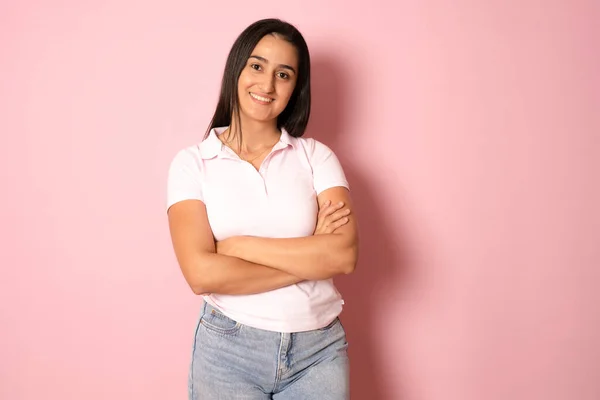 Giovane Bella Donna Bruna Ispanica Indossa Camicia Jeans Casual Sfondo — Foto Stock